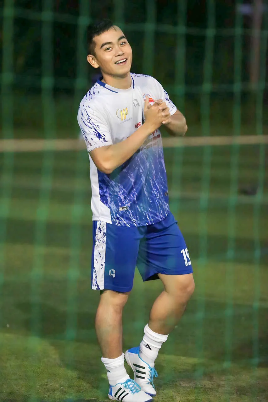 Pháp Văn — Trung vệ